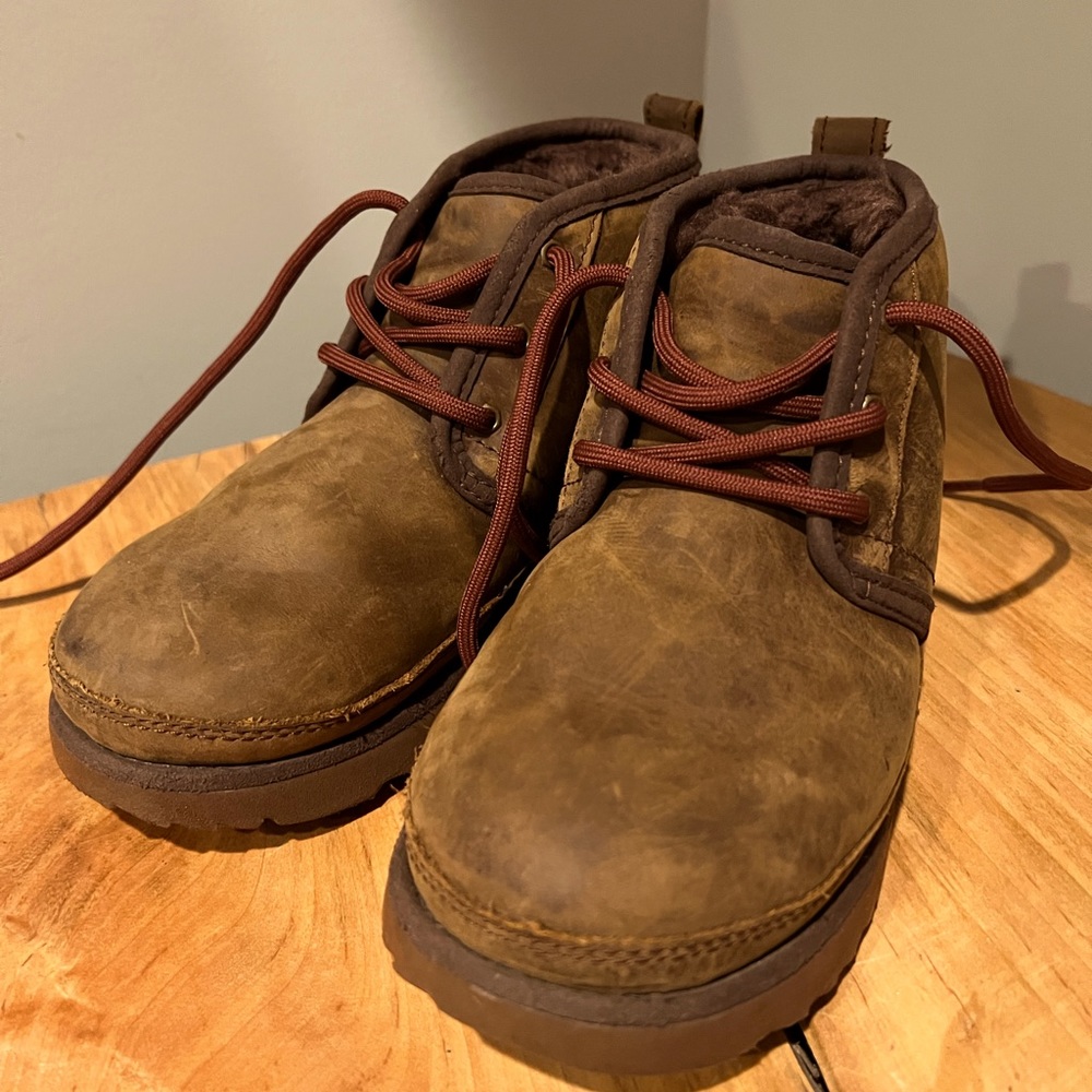 Boys Uggs SZ 1